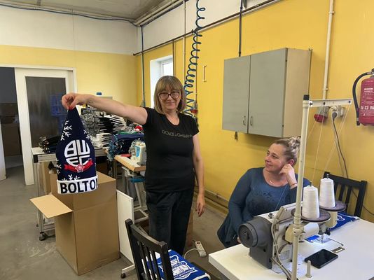 Профессиональная швейная машина Opek 300HS идеально подходит для производства шляп